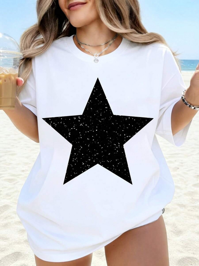 Summer Clothing Trends For Women 2026 - เสื้อผ้าแฟชั่นใหม่ เสื้อยืดสีขาวลายกราฟิกพร้อมลายดาวสีดำ เสื้อแขนสั้นทรงหลวมสำหรับผู้หญิง เหมาะสำหรับใส่ในวันหยุดพักผ่อนริมชายหาดช่วงฤดูร้อนและใส่ในชีวิตประจำวัน