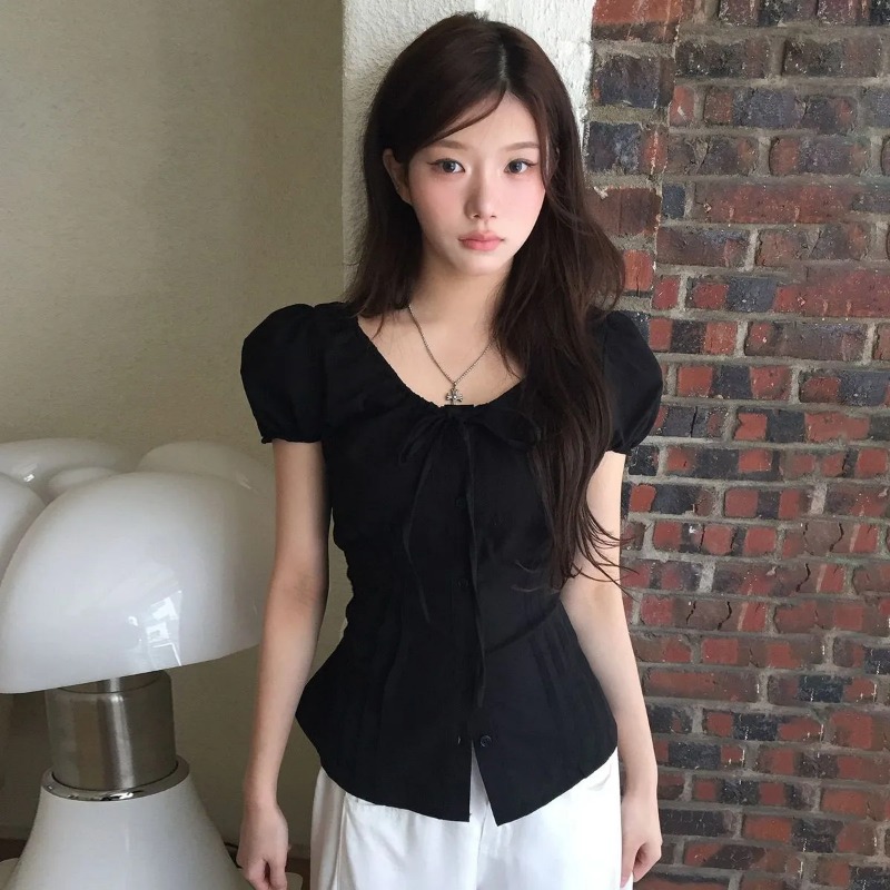 Tie Front Shirt - เสื้อเบลาส์แขนพองสีดำสำหรับผู้หญิง คอวี ผูกด้านหน้า จับจีบเอว ติดกระดุม เหมาะสำหรับใส่ลำลองในชีวิตประจำวัน